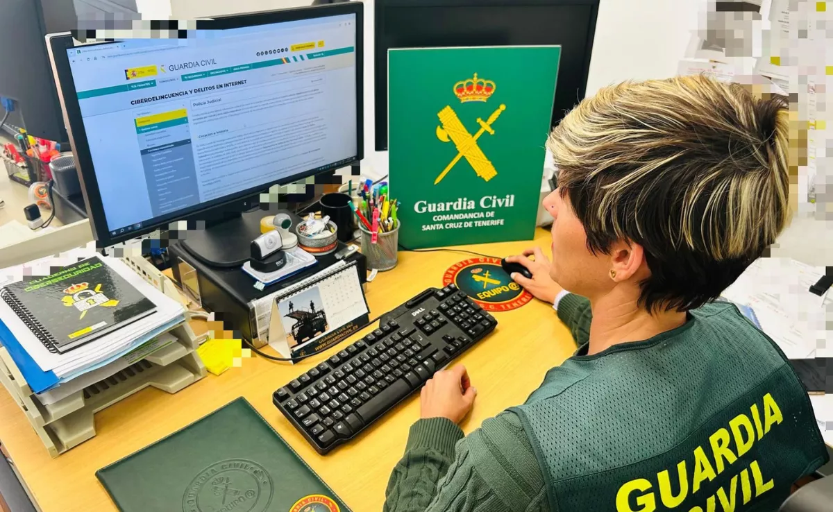 Una agente del equipo @ de la Guardia Civil / GUARDIA CIVIL