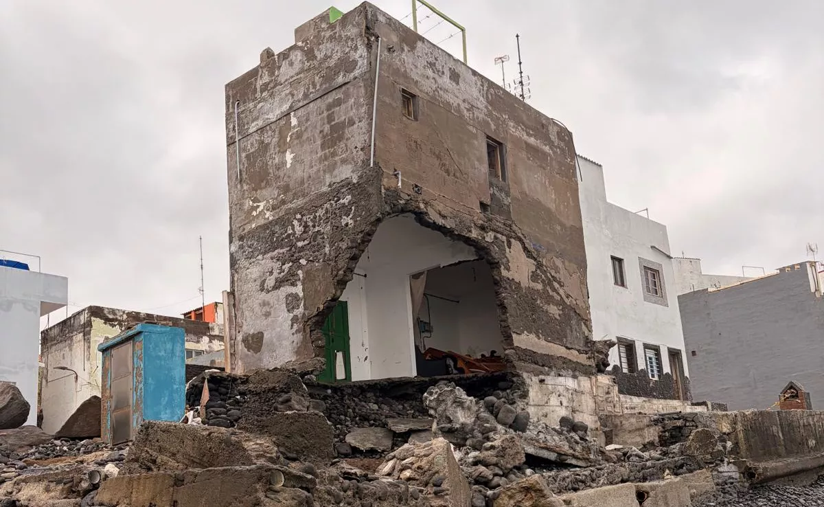 Las entrañas una casa golpeada por los temporales de este invierno en la costa de Moya, en el norte de Gran Canaria. Los vecinos temen que se venga abajo. / AH