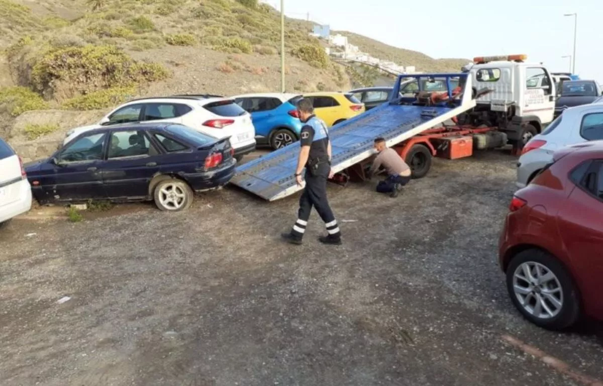 Vehículos abandonados en un municipio de Gran Canaria. AH