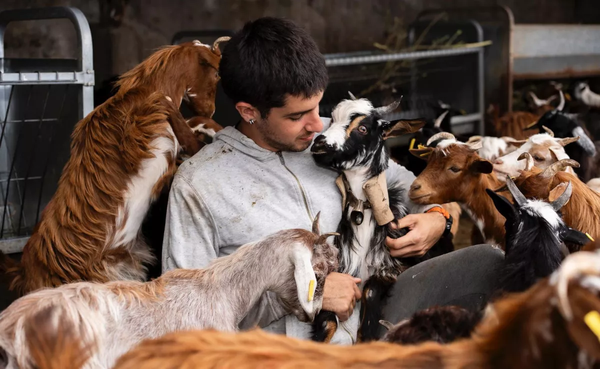 Jorge San Gil Hernández, joven ganadero, ha tenido que cerrar su granja por culpa de la burocracia / CEDIDA