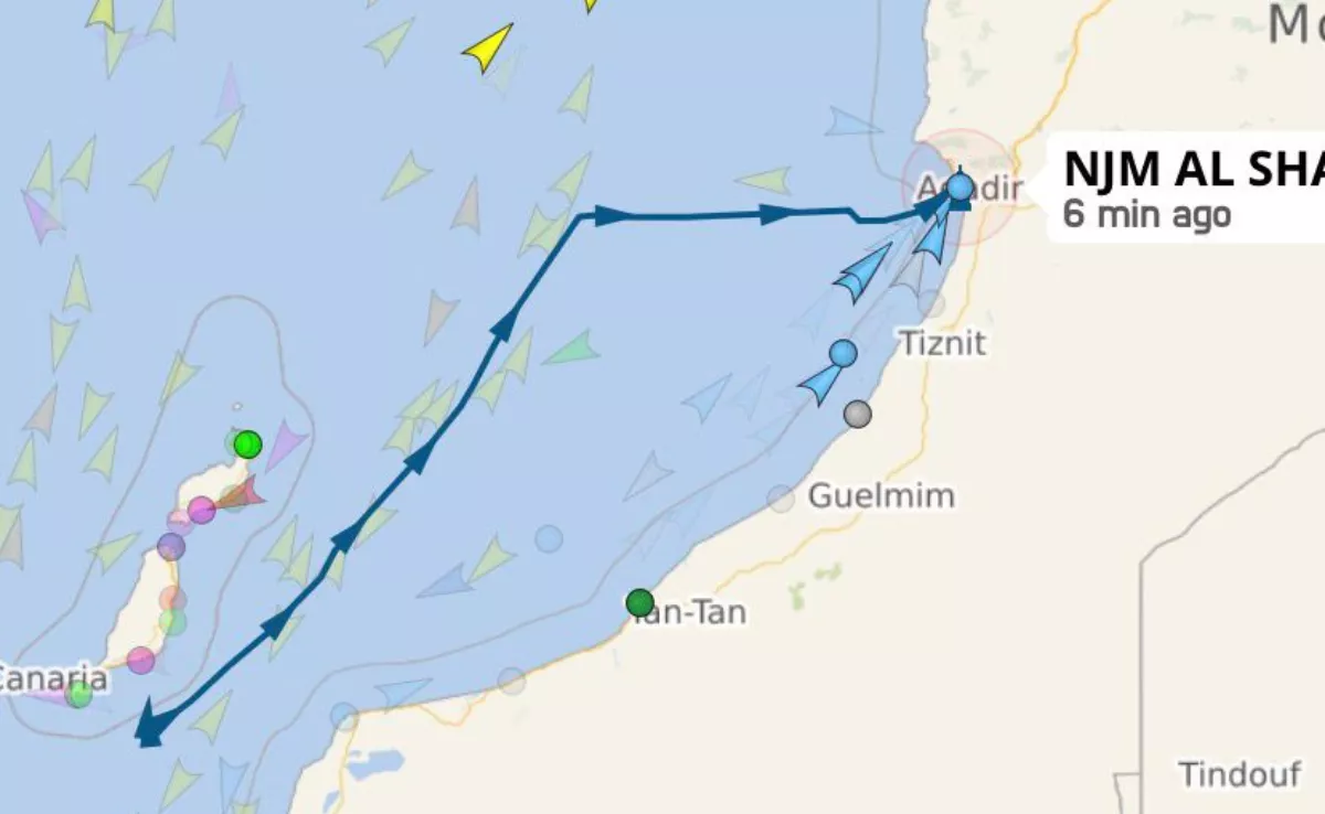 Trayectoria que siguió el palangrero libio 'Njm Al Shama' tras hundir al pesquero 'Miss Dakar 2' en la Costa de Tan-Tan. Fue interceptado en Fuerteventura y actualmente está retenido en Agadir. / AH