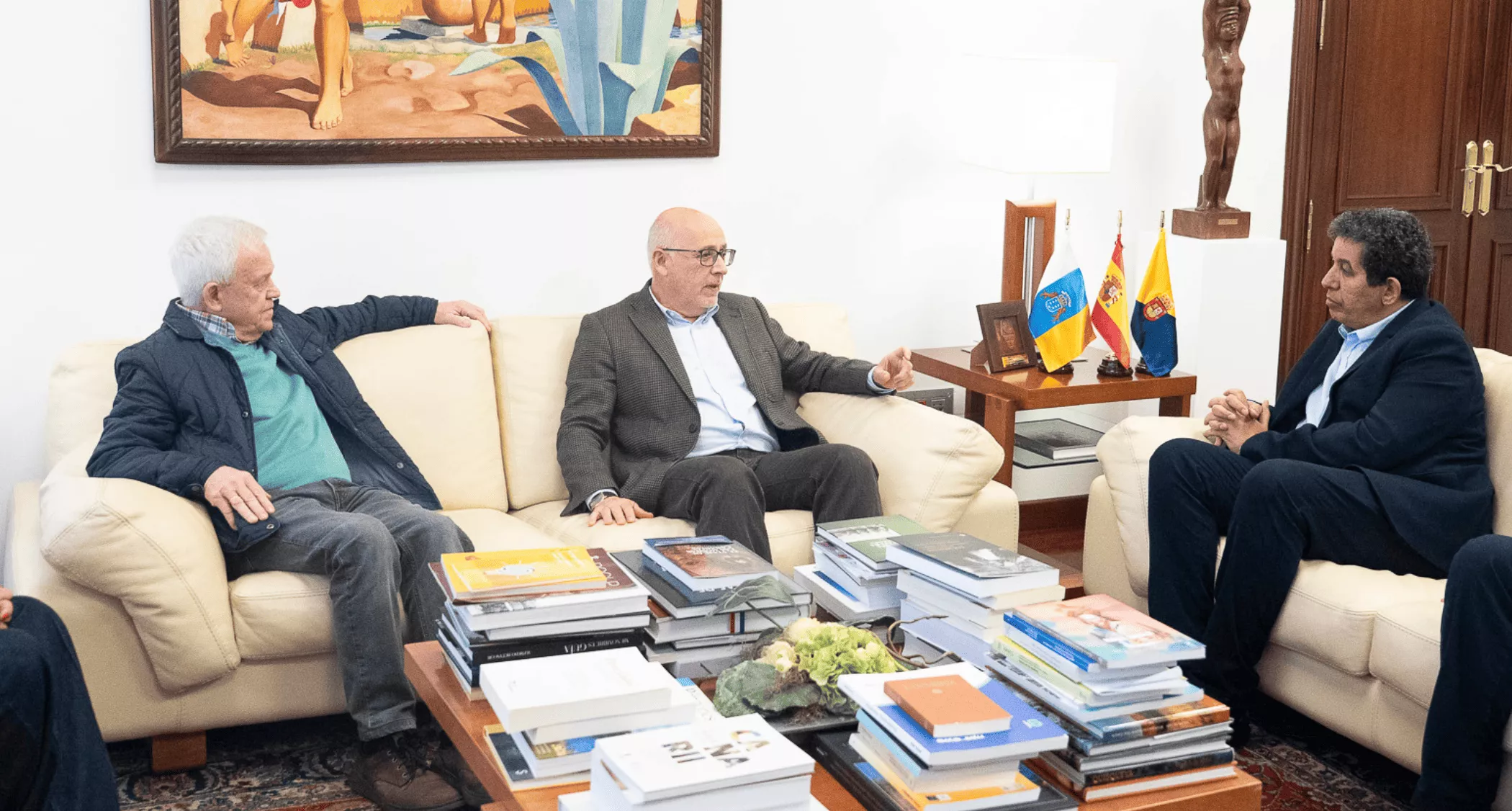 Carmelo Ramírez y Antonio Morales dialogan con Abdulah Arabi, delegado del Frente Polisario en España. / CABILDO DE GRAN CANARIA