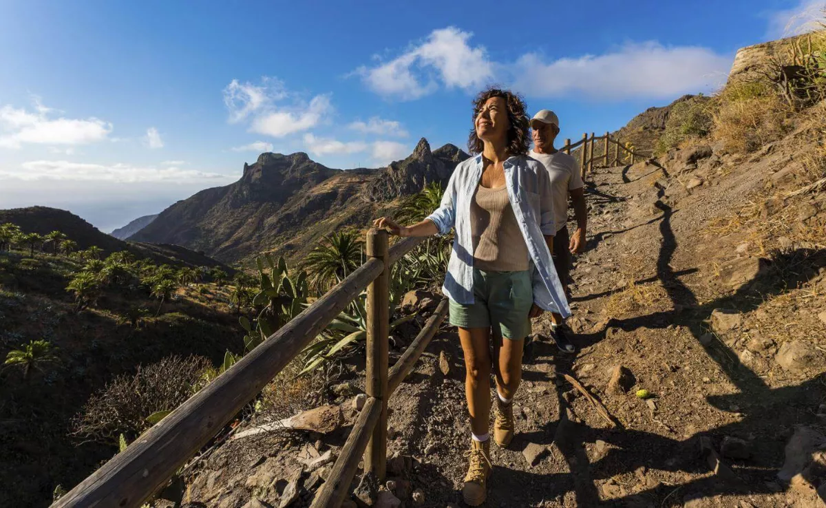 Imagen de unas personas haciendo senderismo / TURISMO DE LA GOMERA