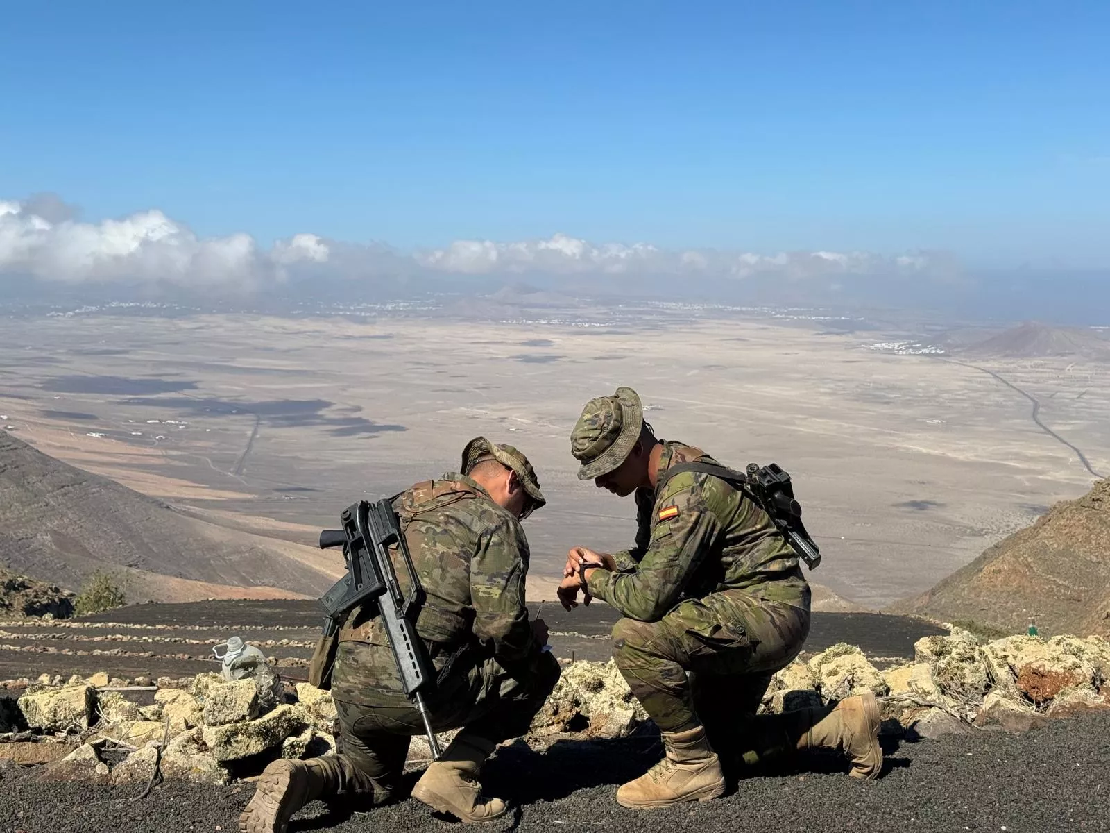 Militares del 'Soria 9' se despliegan en Lanzarote para labores de vigilancia. AH
