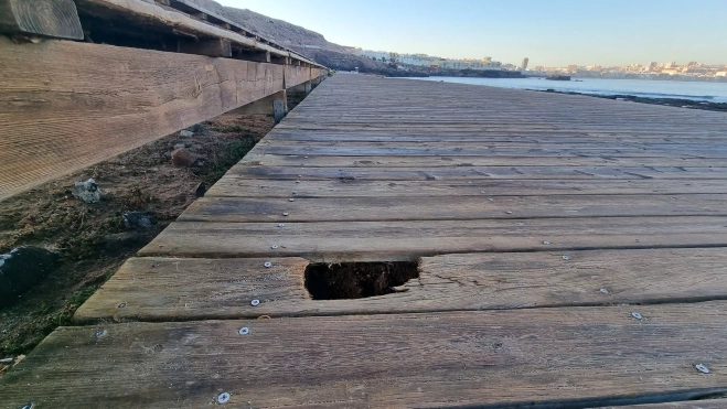 Uno de los numerosos agujeros del paseo. MI PLAYA DE LAS CANTERAS