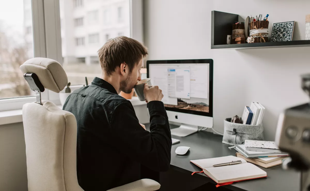 Imagen de una persona trabajando con su ordenador / CANVA