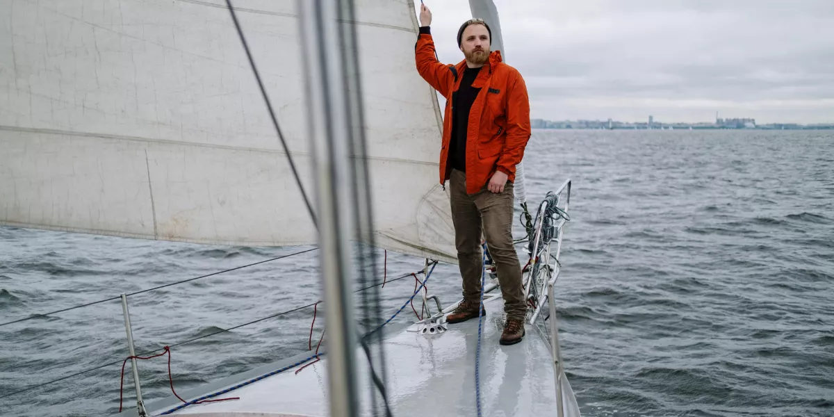 Imagen de un marinero en un barco / PEXELS
