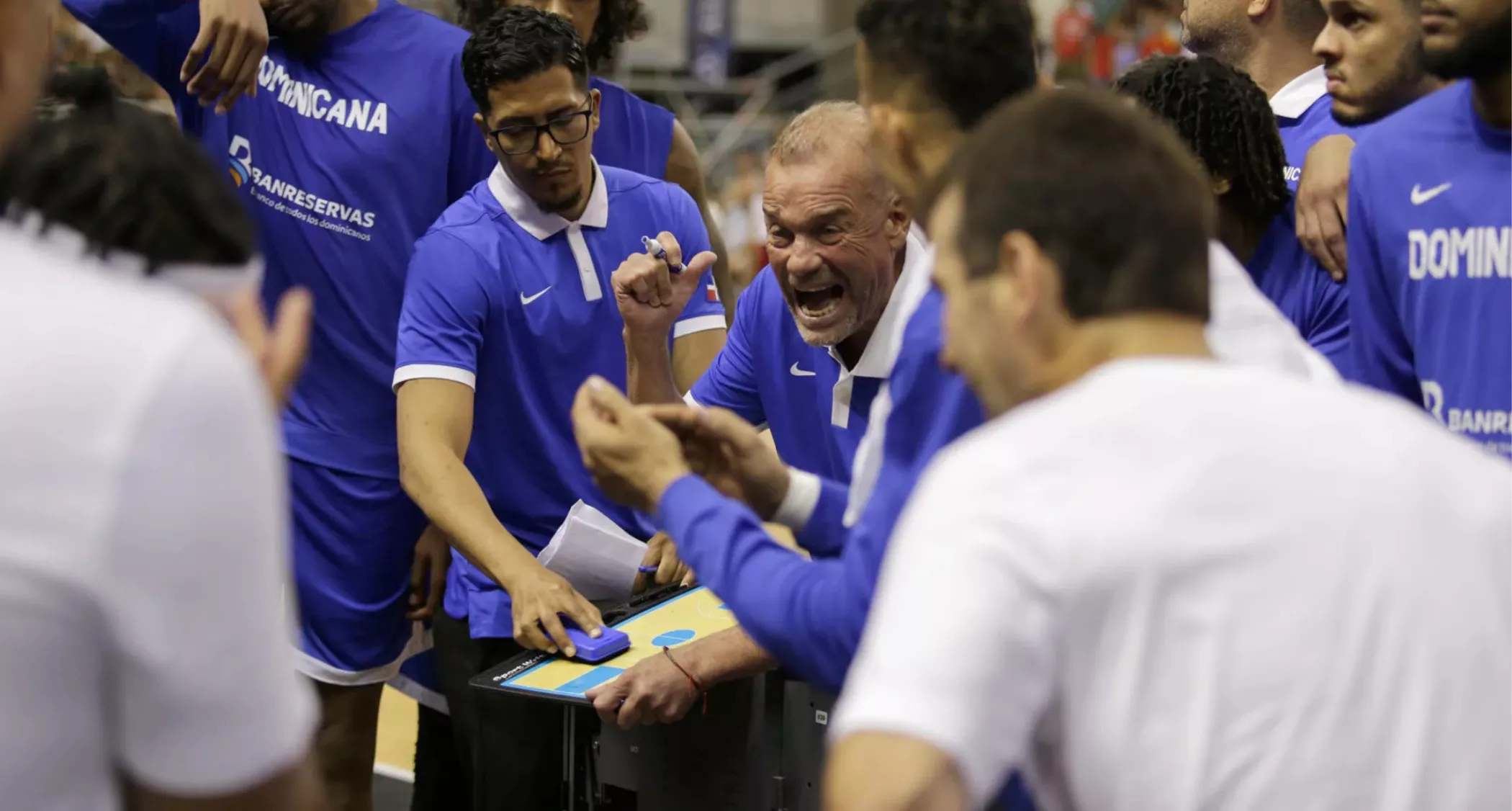 ‘Che’ García da instrucciones en un tiempo muerto de la República Dominicana. / EFE