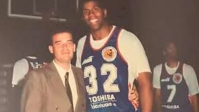 En la imagen, ‘Che’ García posa junto a Magic Johnson. / REDES