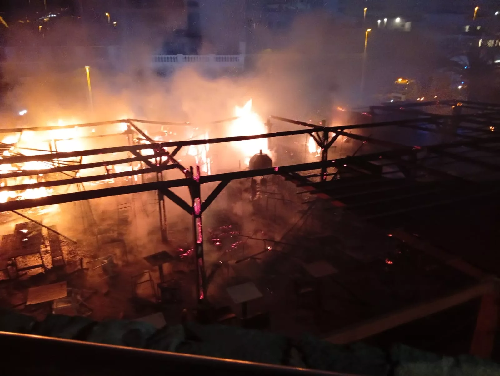 Incendio en una terraza de Santiago del Teide. / BOMBEROS DE TENERIFE