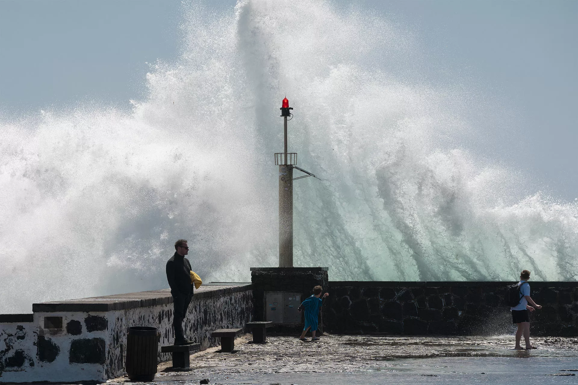 Imagen de olas en Lanzarote. / EFE - ADRIEL PERDOMO 