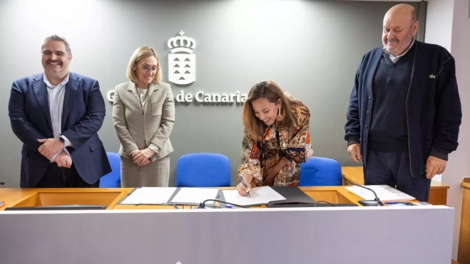 Momento de la firma del protocolo entre Empleo y Tráfico / GOBIERNO DE CANARIAS