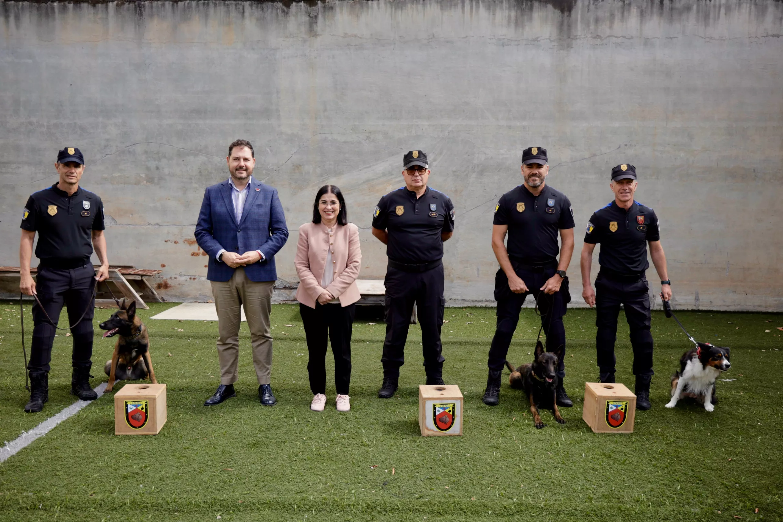 La alcaldesa, Carolina Darias, y el concejal de Seguridad, Josué Íñiguez, junto a los agentes caninos Cujo, Apolo y Cainana. AH
