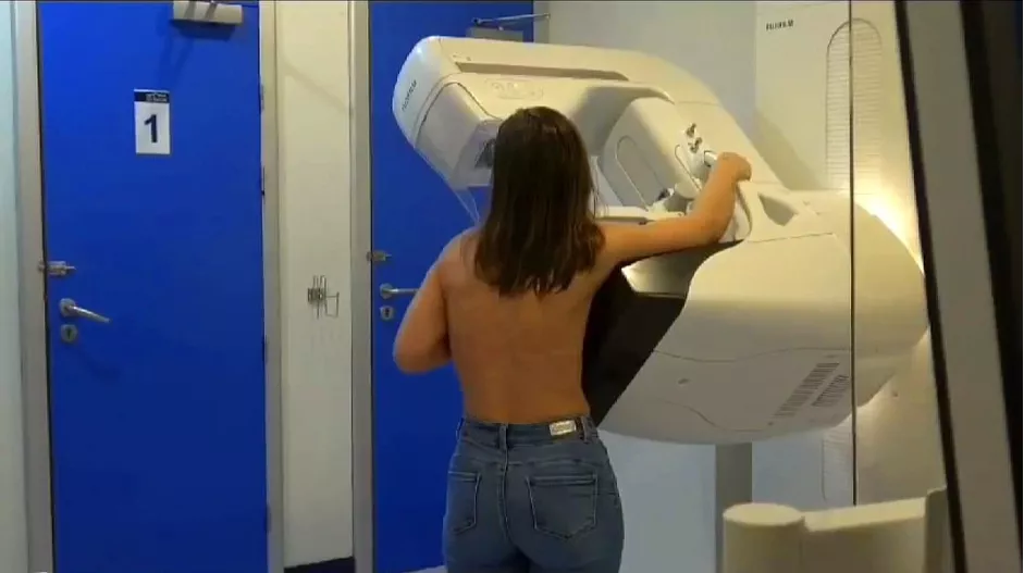 Una mujer se somete a una prueba de cáncer de mama / EUROPA PRESS