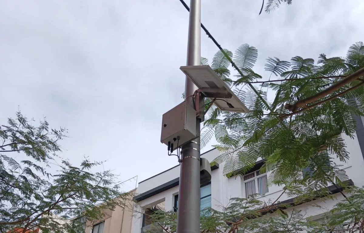 Un sensor ambiental instalado por Sagulpa en la futura ZBE de Alcaravaneras. SAGULPA