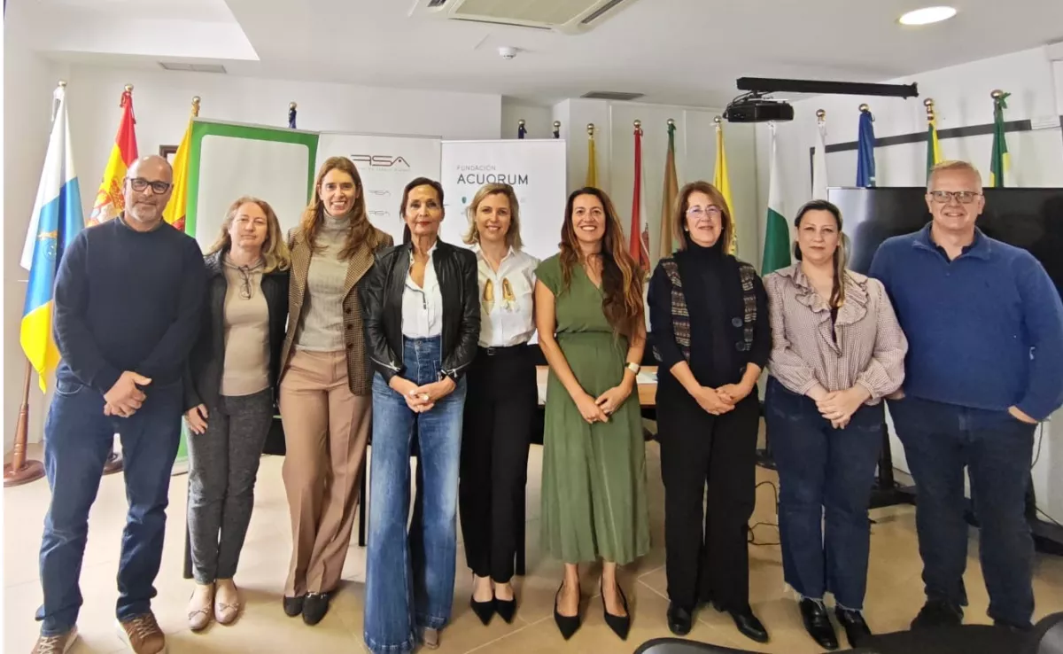Foto de familia en la firma del acuerdo / ACUORUM