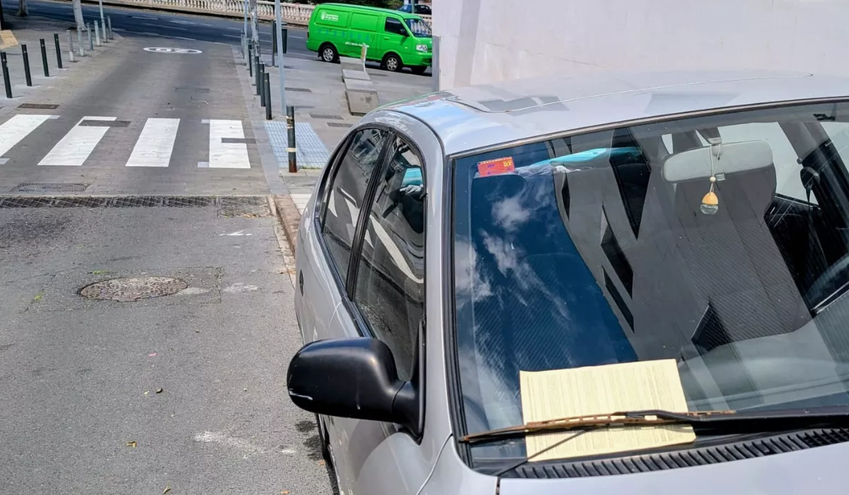 Un coche multado recientemente por aparcar sobre la acera en la calle Domingo Guerra del Río de Las Palmas de Gran Canaria. / AH