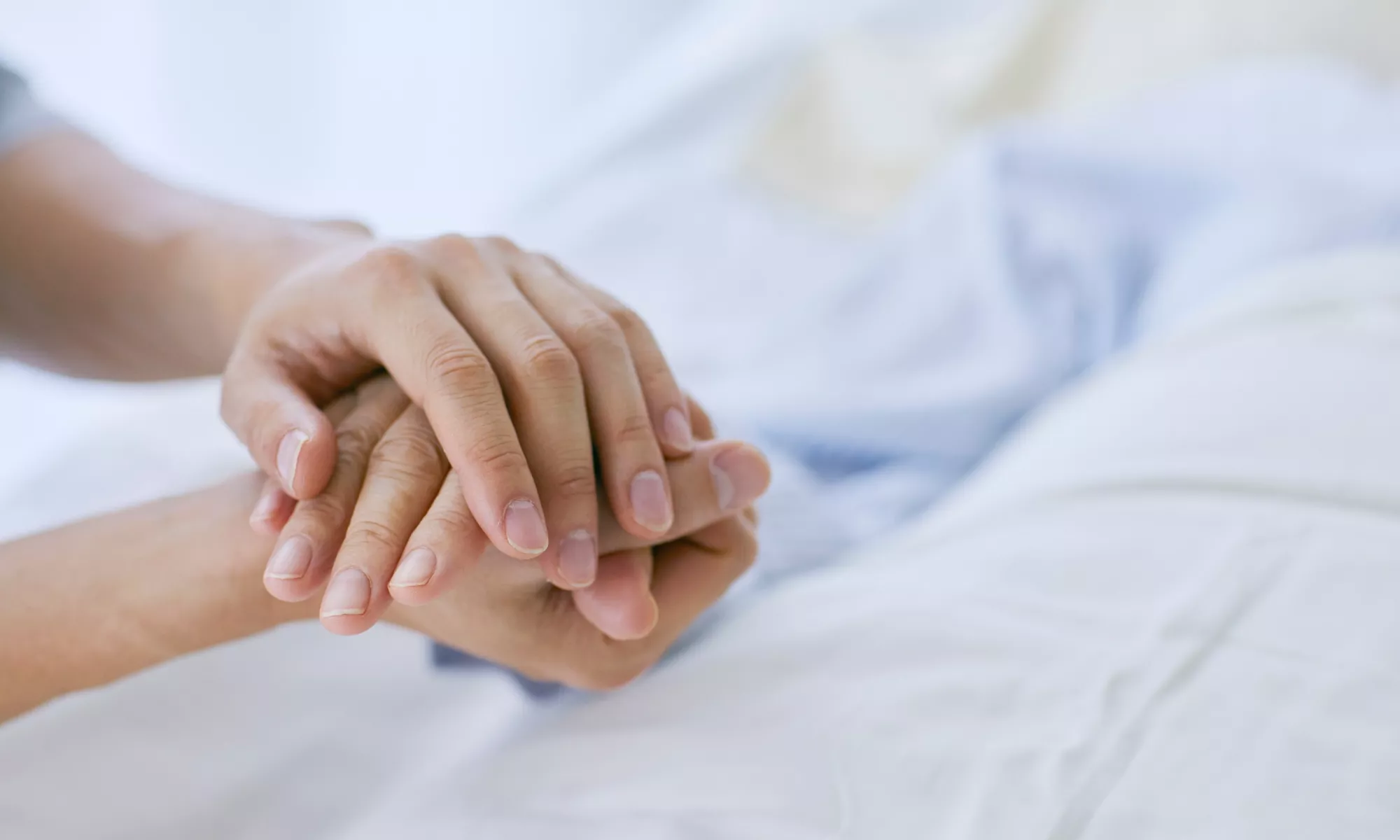 Una auxiliar con una paciente.  / IMAGEN DE LA RED