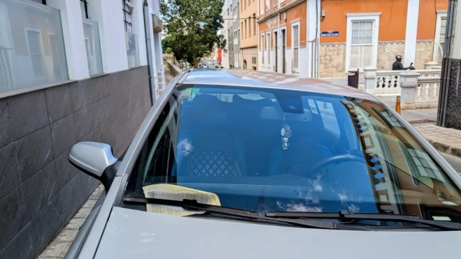 Otro coche multado en Domingo Guerra del Río. / AH