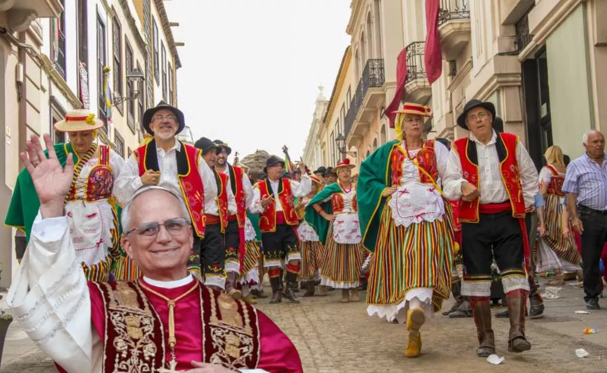 Imagen del Baile de Magos de La Orotava y del Papa León XIV / AH