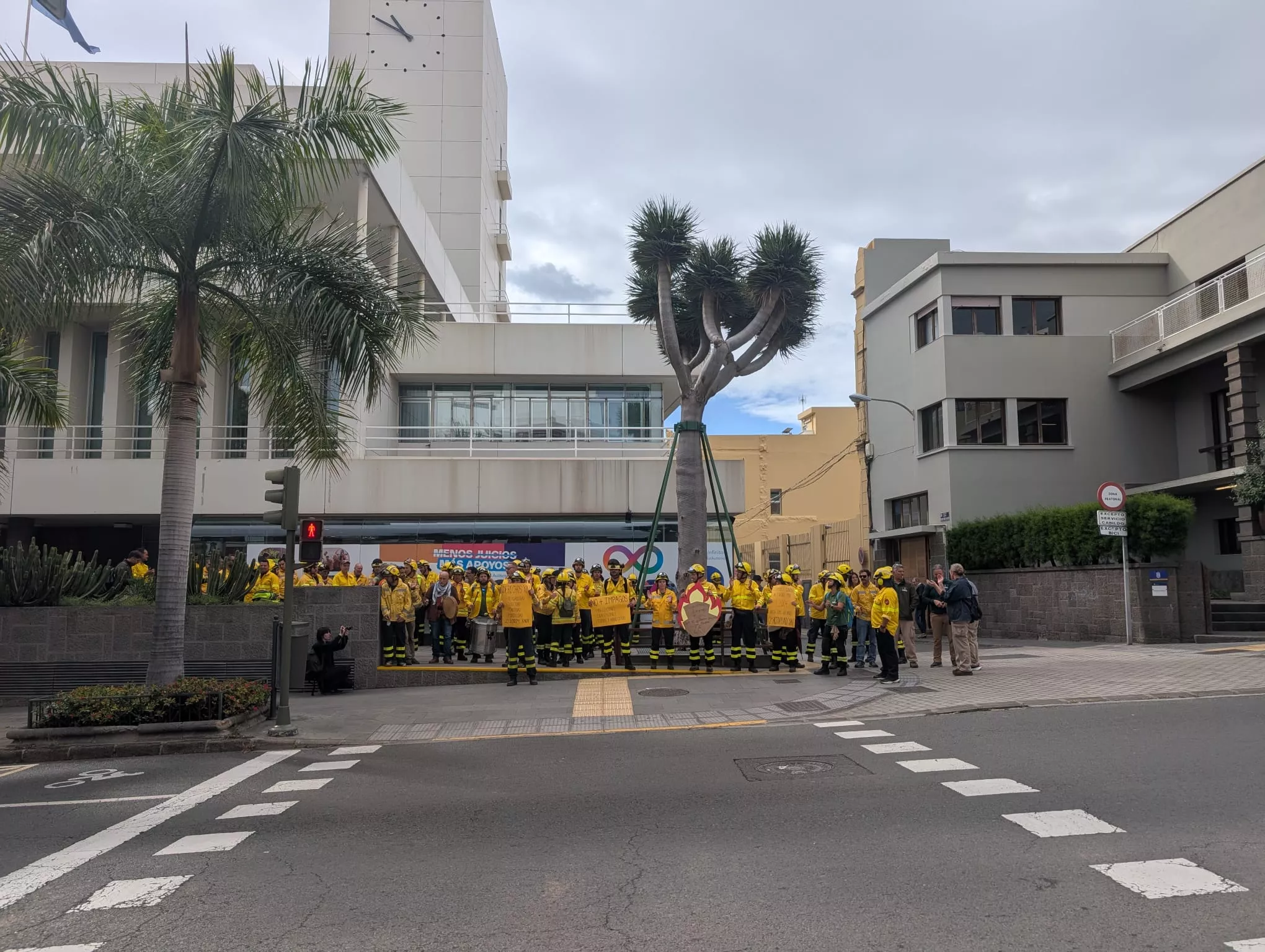 Concentración de bomberos forestales en el Cabildo de Gran Canaria. MANUEL REYES