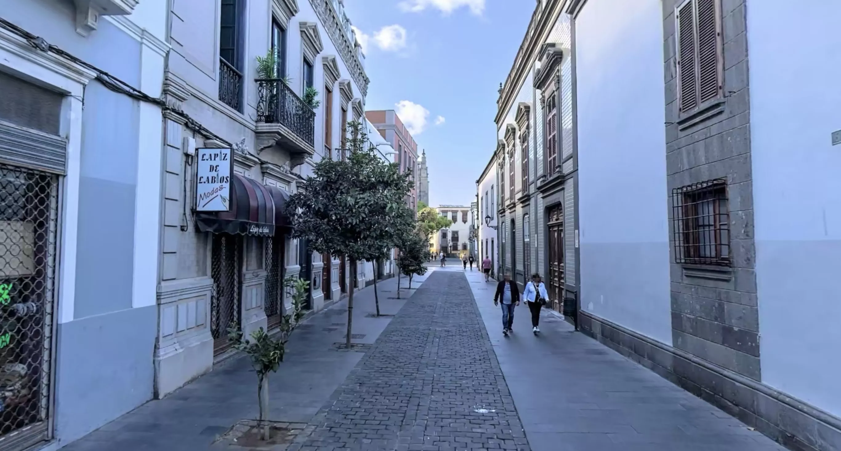 El Ayuntamiento de Las Palmas de Gran Canaria precinta un hostel de 37 habitaciones en Vegueta. / AH