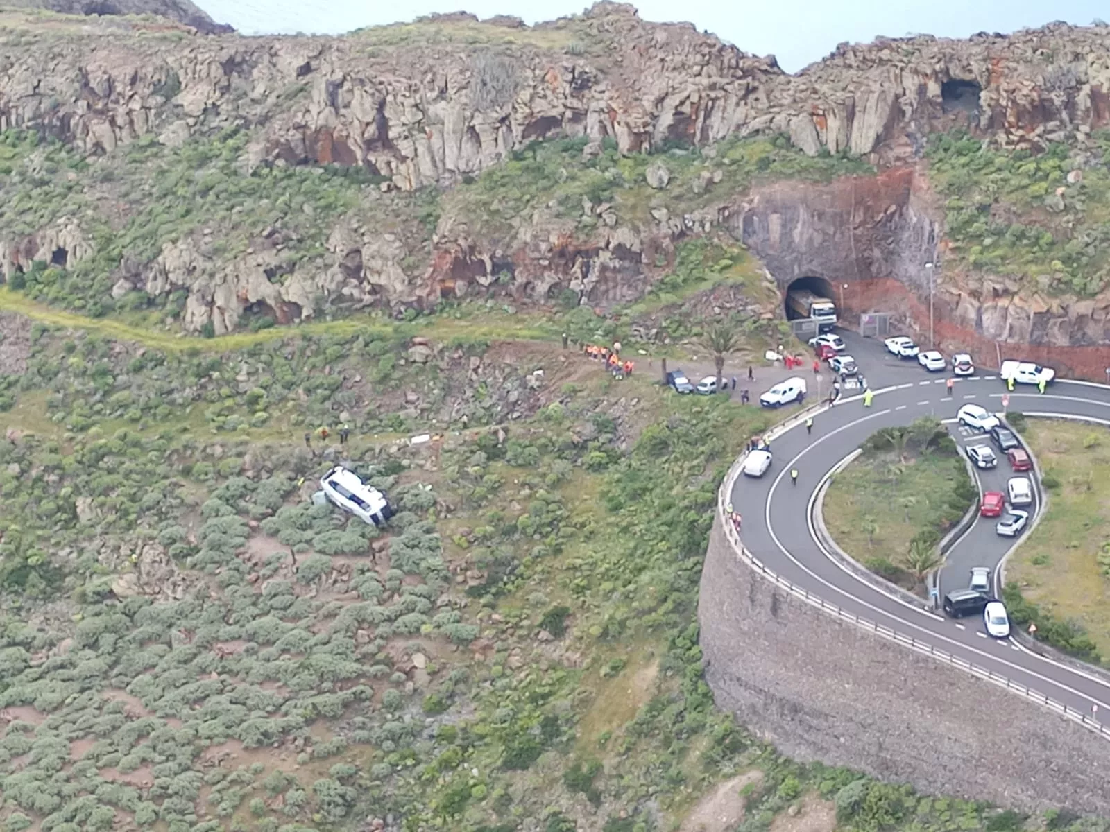 Guagua turística que ha sufrido un accidente en la GM-2. / 112 CANARIAS