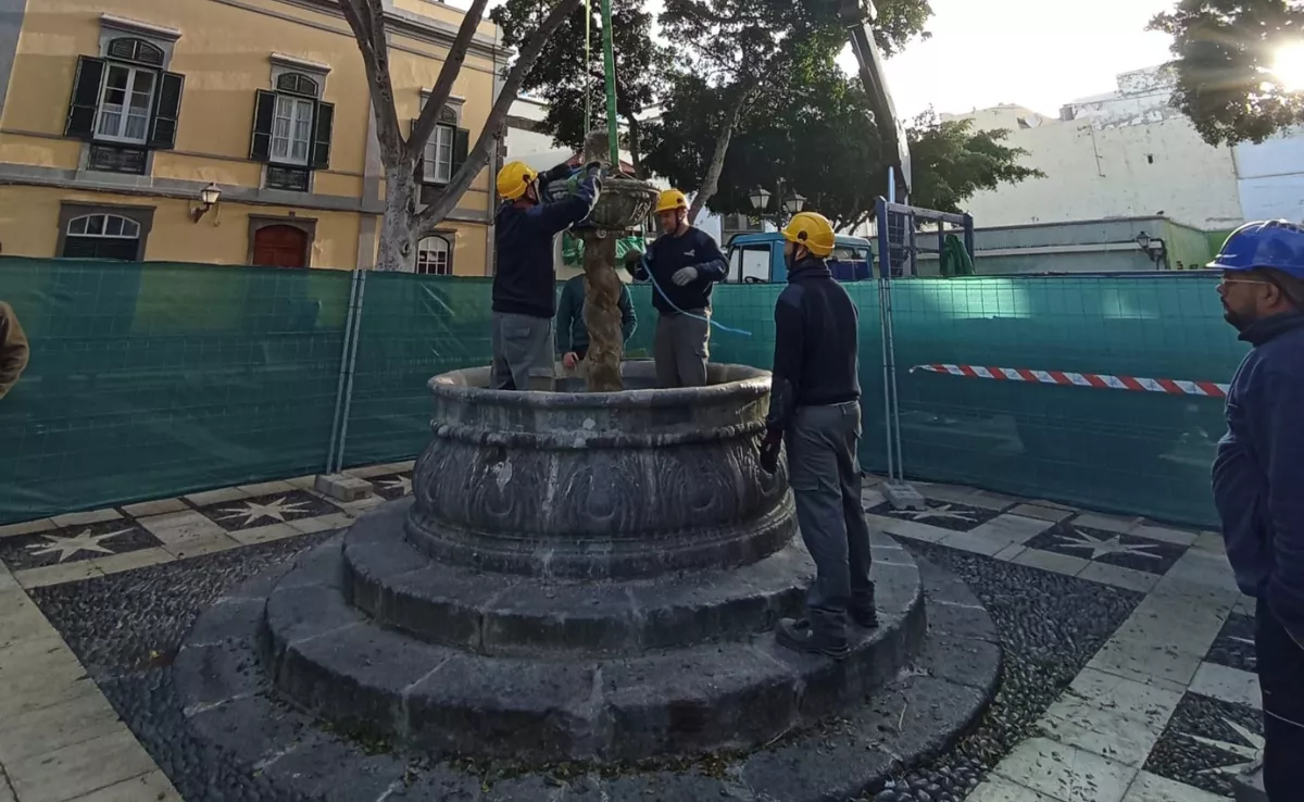 Los operarios retiran la fuente de Santo Domingo / AYUNTAMIENTO DE LAS PALMAS DE GRAN CANARIA