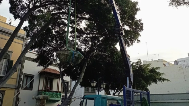 Los operarios retiran la fuente de Santo Domingo / AYUNTAMIENTO DE LAS PALMAS DE GRAN CANARIA (1)