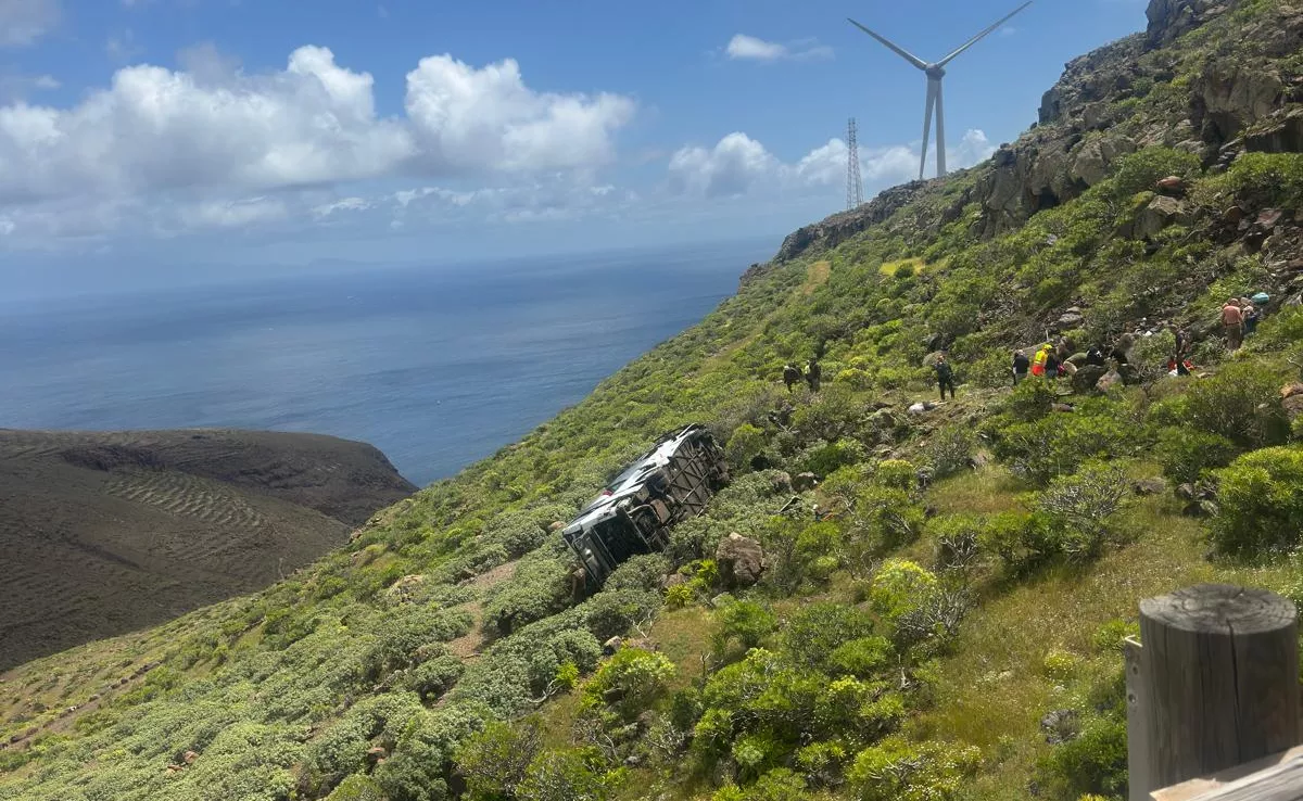 Imagen de la guagua accidentada en La Gomera. / REDES