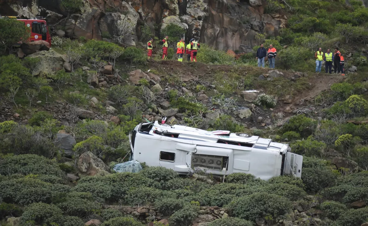 Imagen de la guagua accidentada en La Gomera / EFE
