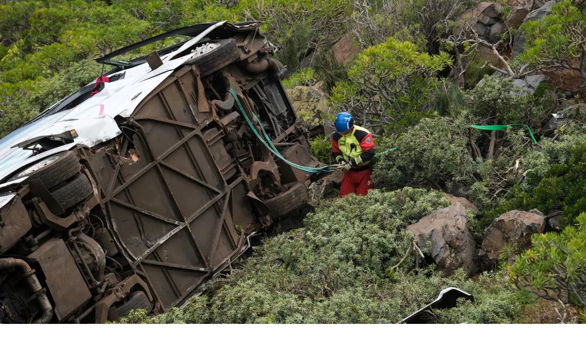 Los trabajos para sacar la guagua del lugar del accidente / EFE - ALBERTO VALDÉS