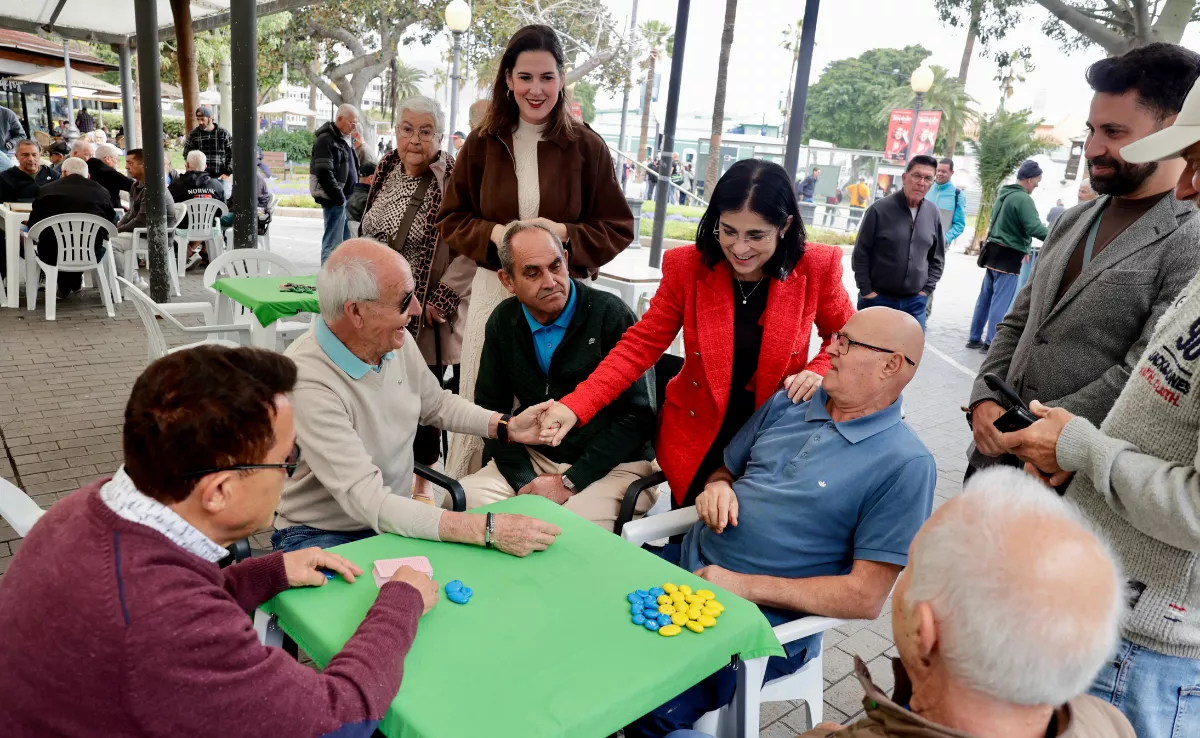 Vecinos hacen uso de la zona de juegos de Santa Catalina / AYUNTAMIENTO DE LAS PALMAS