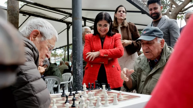Vecinos hacen uso de la zona de juegos de Santa Catalina / AYUNTAMIENTO DE LAS PALMAS Vecinos hacen uso de la zona de juegos de Santa Catalina / AYUNTAMIENTO DE LAS PALMAS