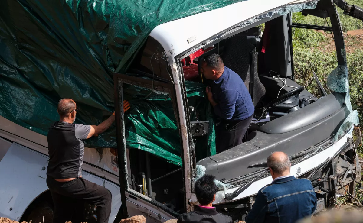 Momento del rescate a la guagua de La Gomera / EFE - ALBERTO VALDÉS
