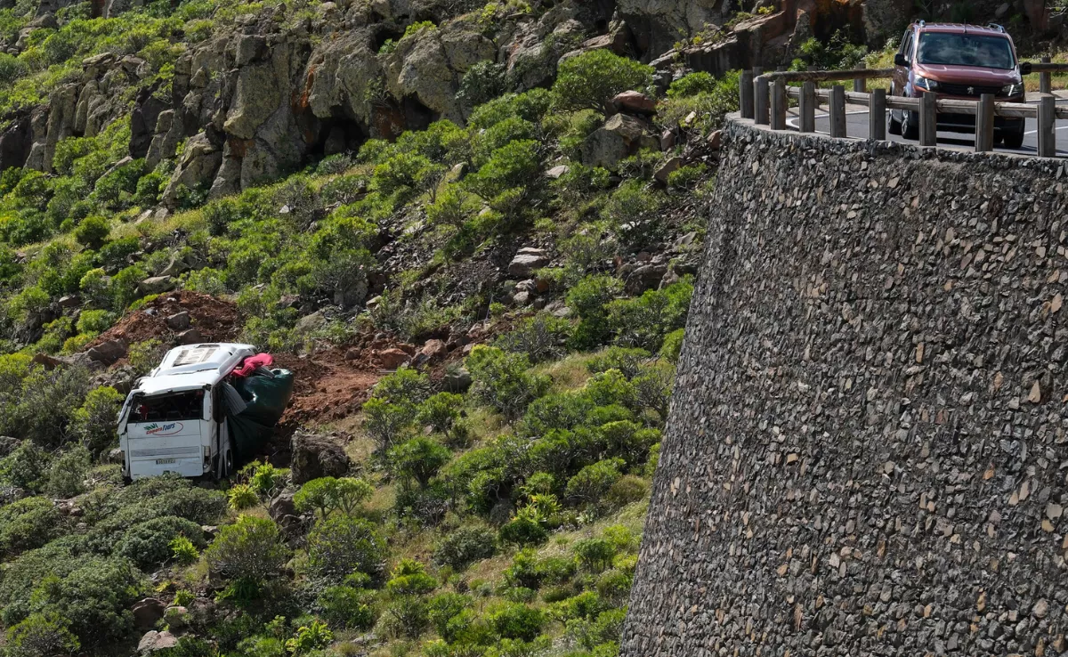 Imagen de la guagua accidentada en La Gomera / EFE - ALBERTO VALDÉS