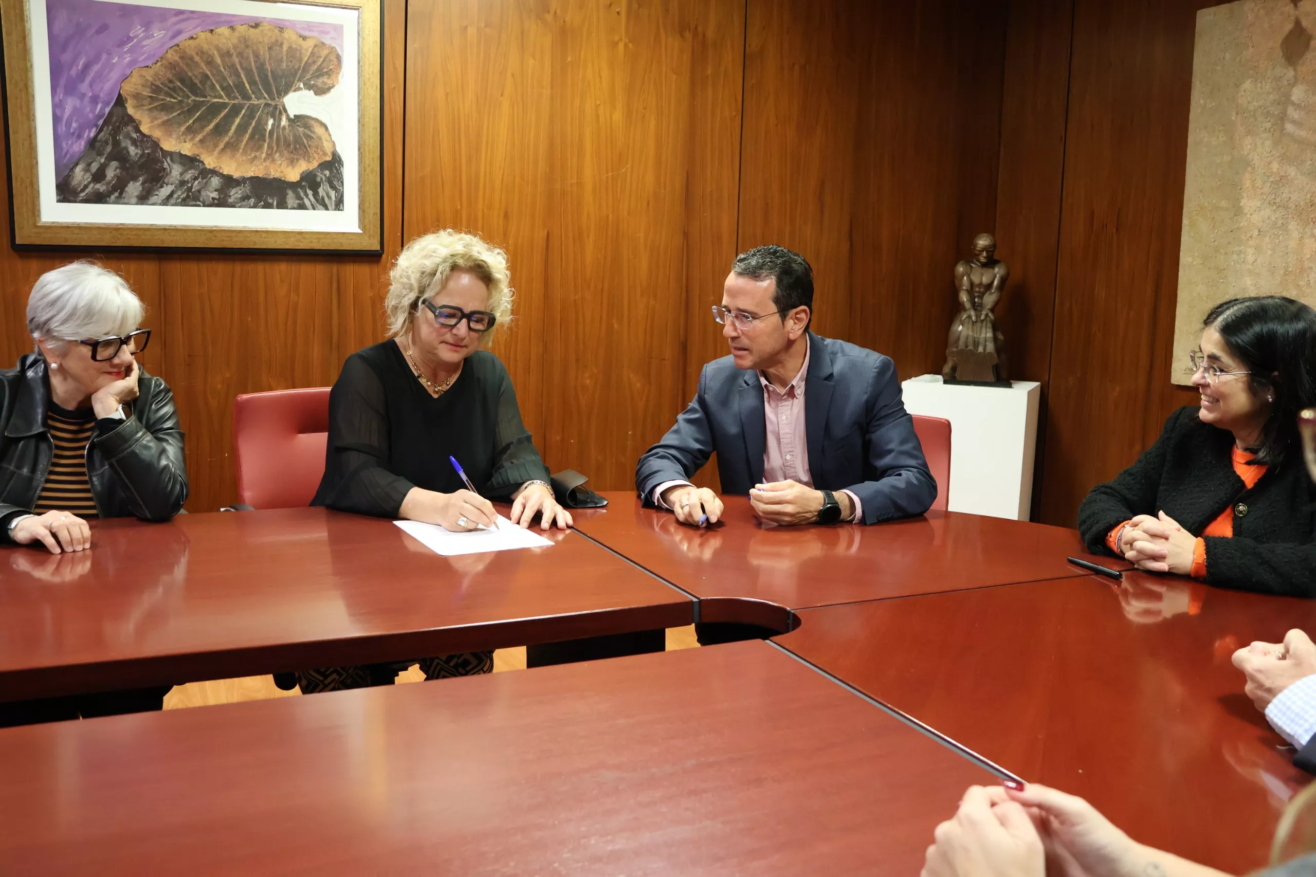 La alcaldesa, Carolina Darias, durante la toma de posesión de Rita Hernández como vicesecretaria general del Pleno