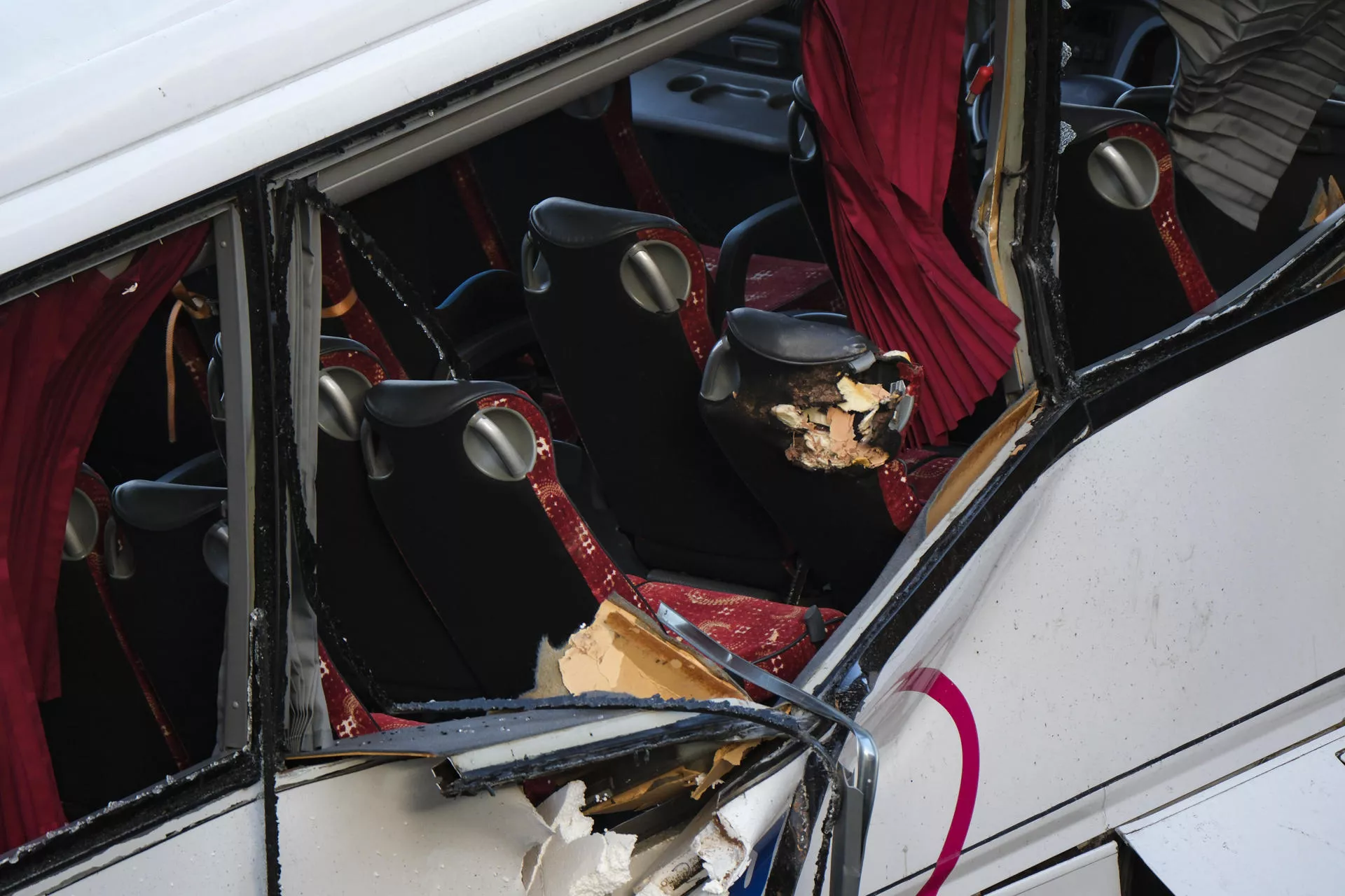 Imagen de la guagua que sufrió el accidente en La Gomera. / EFE - ALBERTO VALDÉS