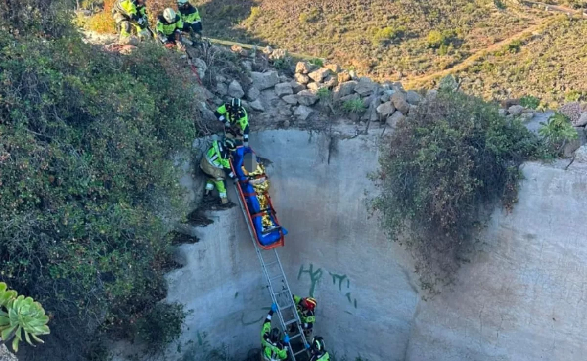 Rescate de un hombre que cayó a un estanque en Güímar, Tenerife. / POLICÍA LOCAL DE GÜÍMAR