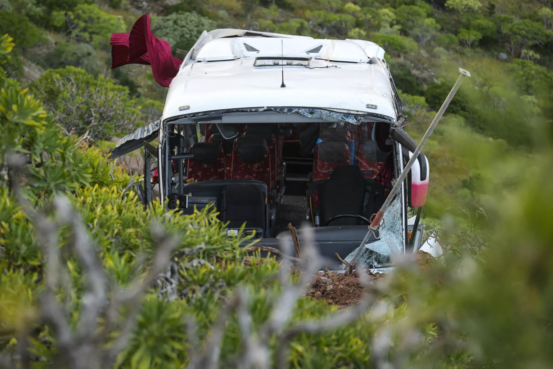 Imagen de la guagua accidentada en La Gomera. / EFE - ALBERTO VALDÉS