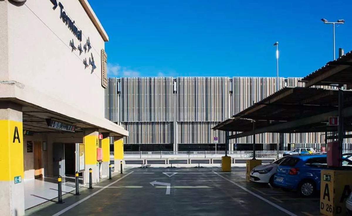 Aparcamiento del aeropuerto de Gran Canaria / AH