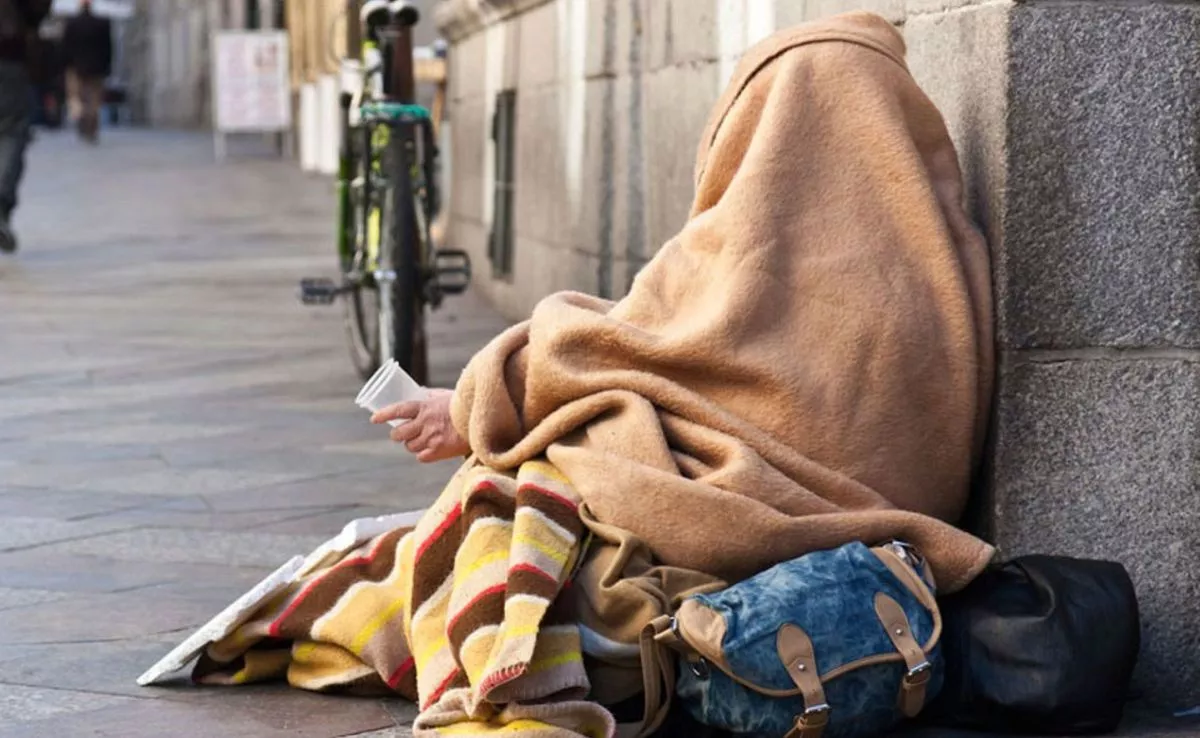 Persona sin hogar pidiendo en la calle|RTVE