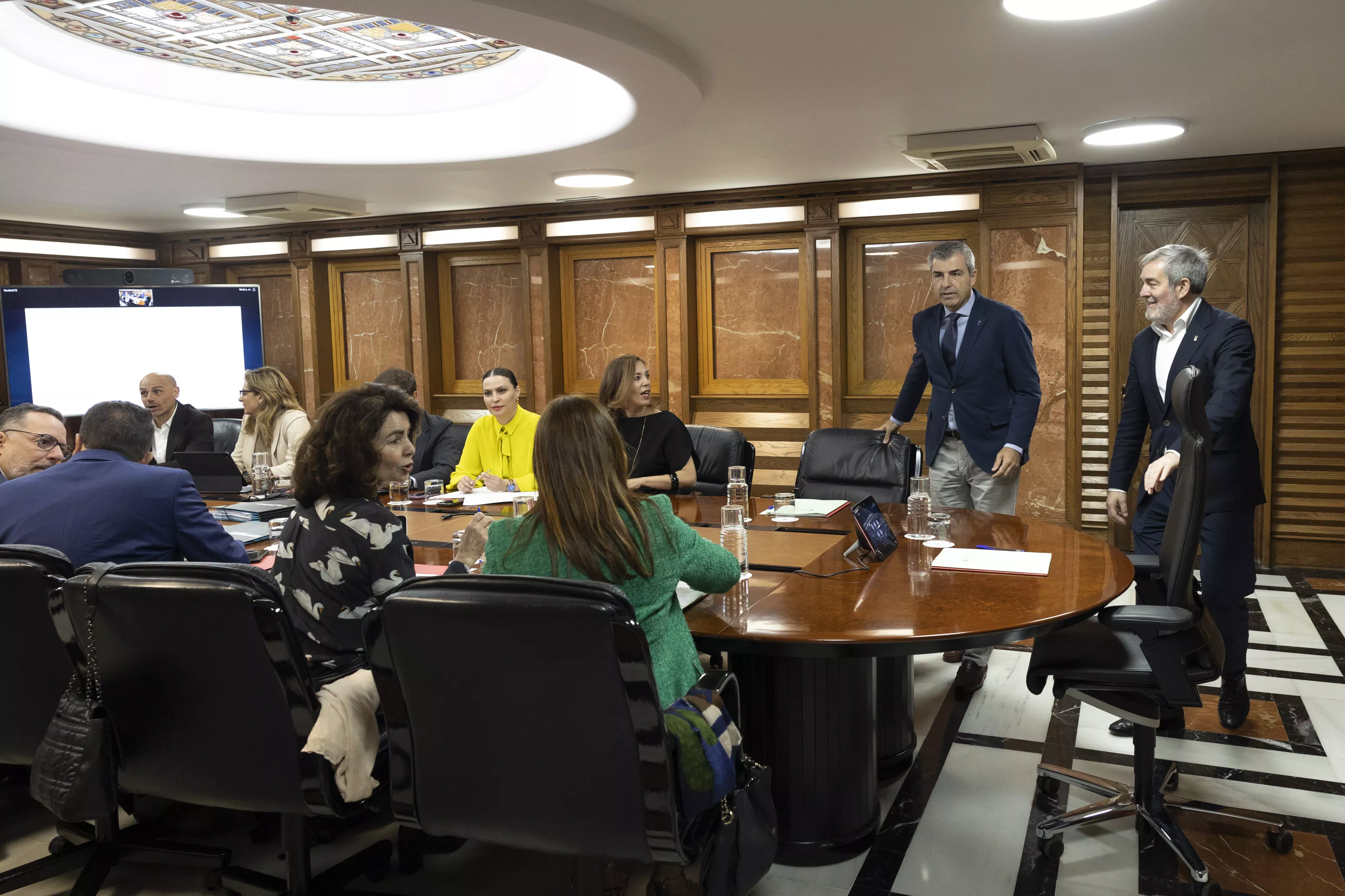 El presidente del Gobierno de Canarias, Fernando Clavijo (d), el vicepresidente, Manuel Domínguez (2i), y los consejeros durante la reunión semanal del Consejo de Gobierno. / QUIQUE CURBELO-EFE