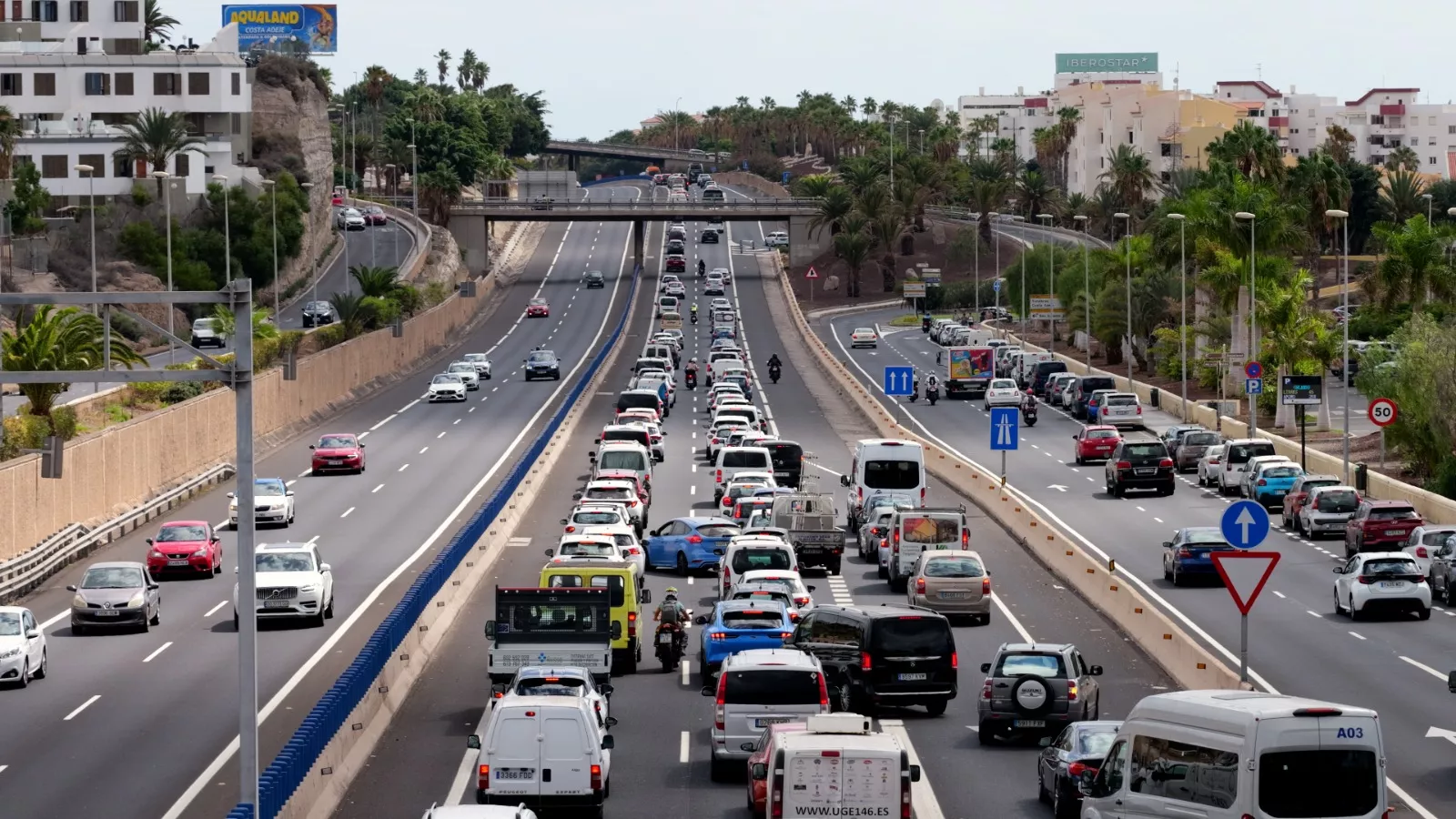 Imagen de la autopista TF-1 en el sur de Tenerife. / CEDIDA