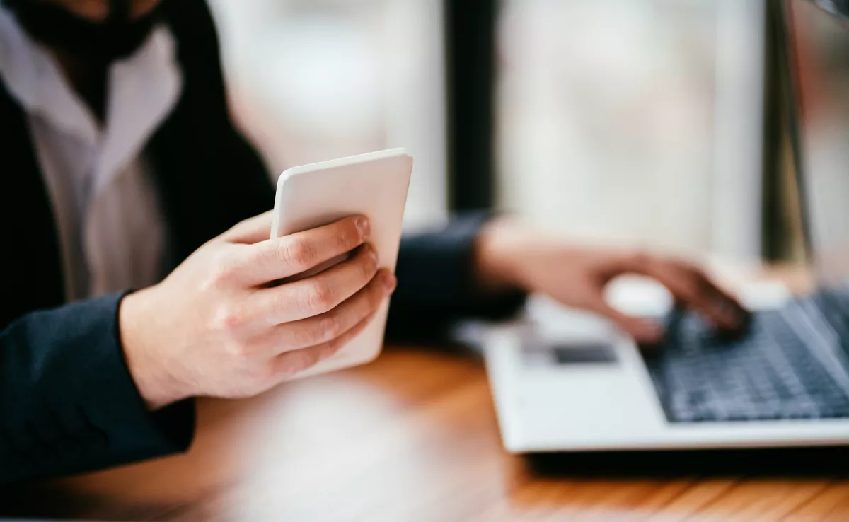 Imagen de una persona realizando un trámite online / CANVA