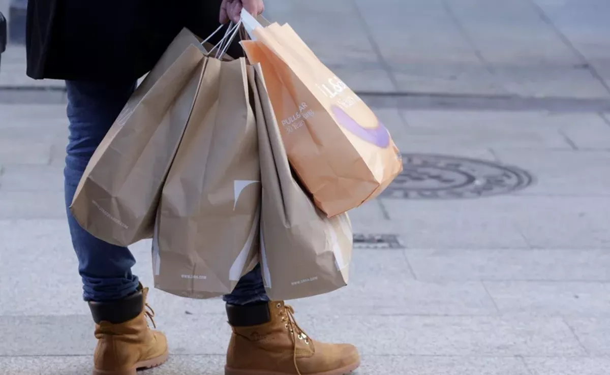 Imagen de una persona de compras / EFE