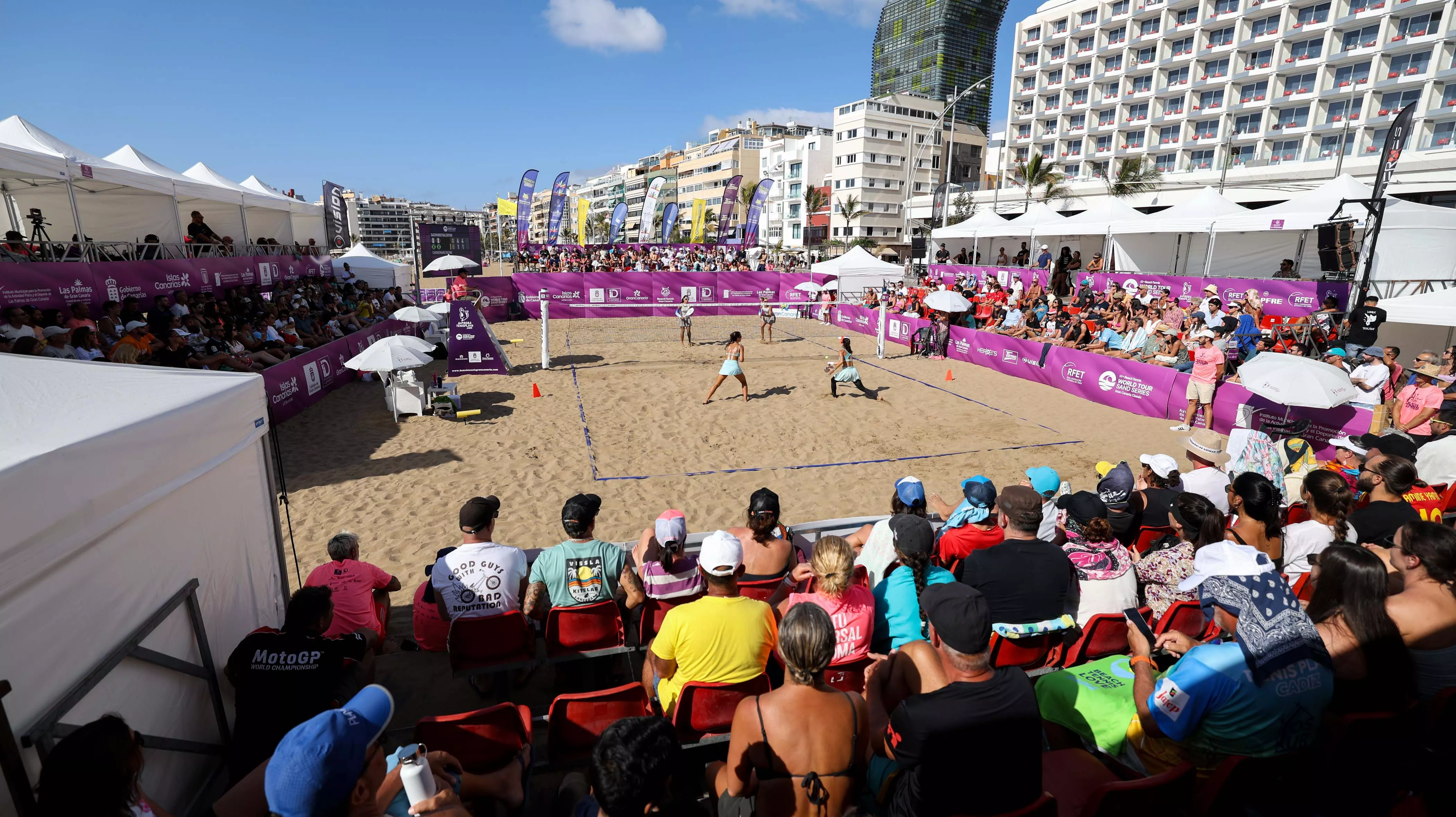 Las Canteras se convertirá en la capital mundial del tenis playa este mayo. AH