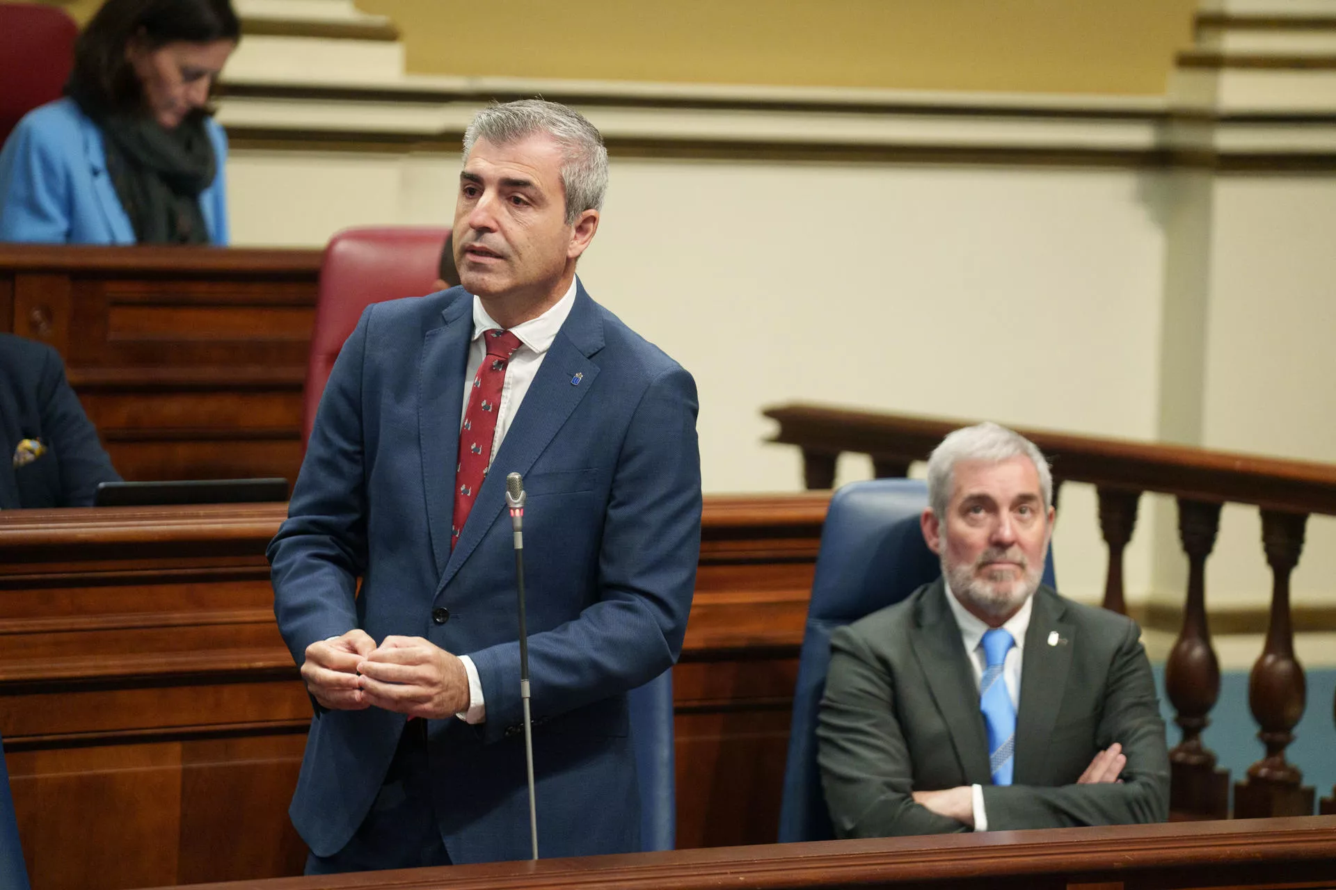El vicepresidente del Gobierno de Canarias y consejero de Economía, Manuel Domínguez, durante una intervención en el pleno del Parlamento de Canarias. / EFE - RAMÓN DE LA ROCHA