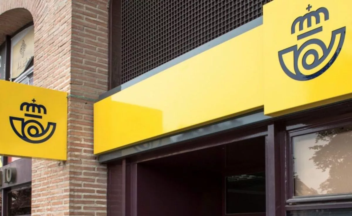 Distintivo en fachada de oficina de Correos|FSC-CCOO