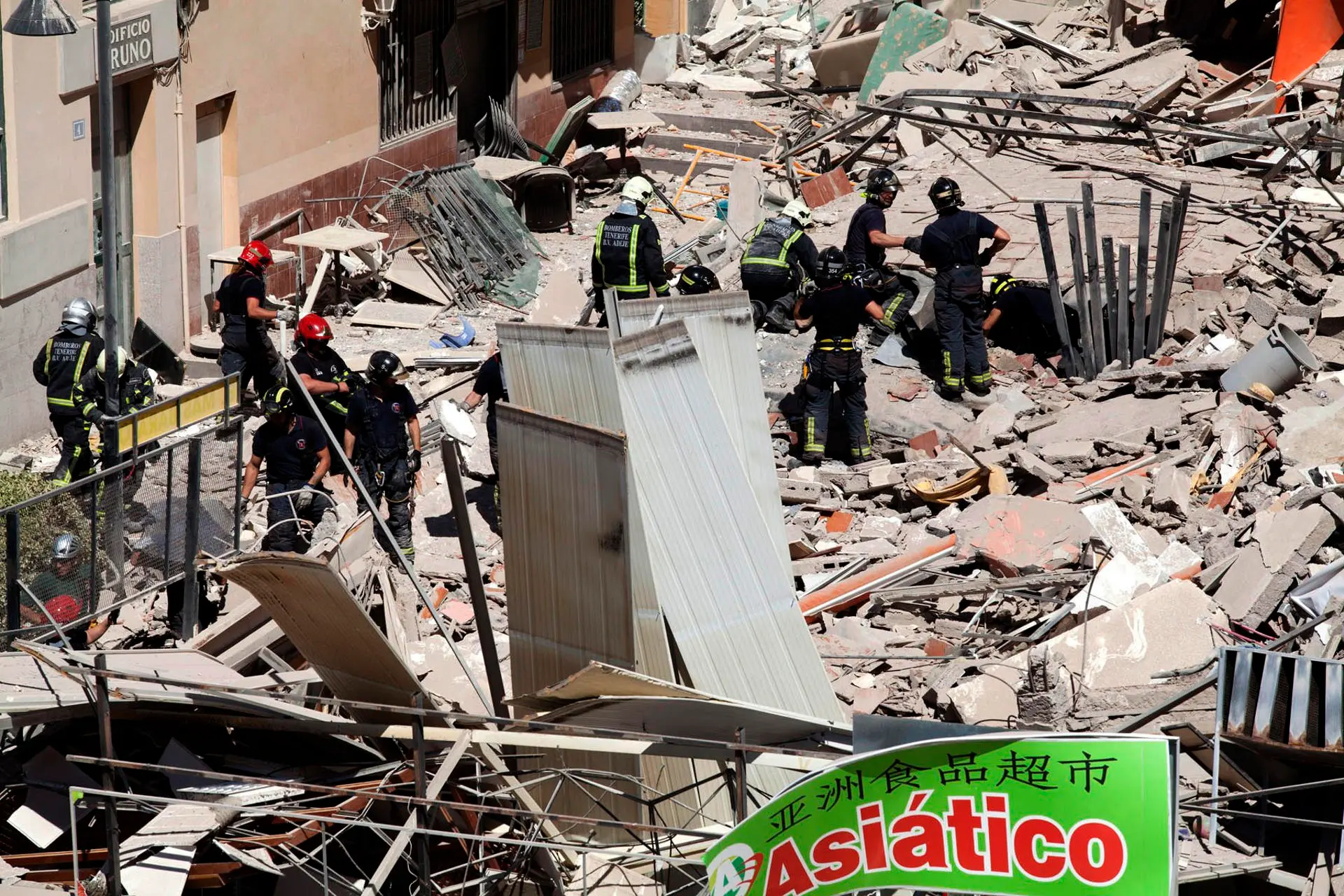 Imagen de archivo del edificio Los Cristianos (sur de Tenerife) que se derrumbó parcialmente en 2016. / EFE - RAMÓN DE LA ROCHA
